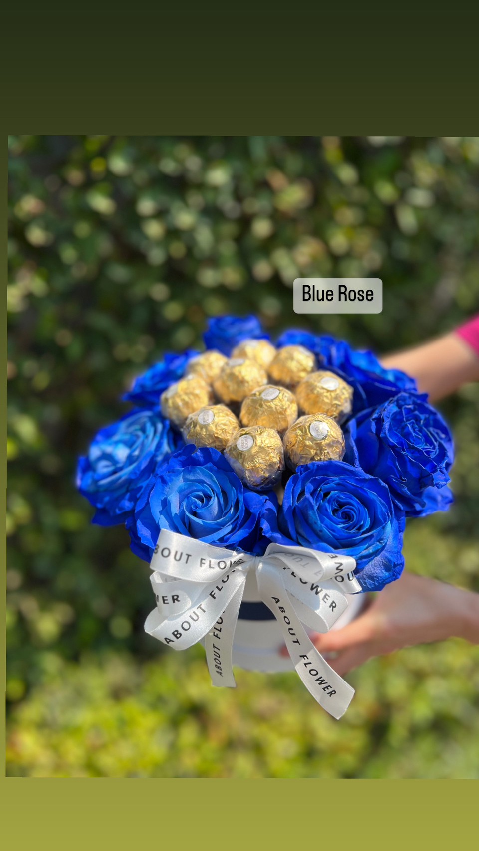 Ferrero Rocher Ecuador Rose Box กล่องดอกกุหลาบเอกวาดอร์ สีน้ำเงิน นำเข้า คัด Size พร้อมตกแต่ง Ferrero Rocher จำนวน 10 ลูก สามารถเปลี่ยนสีได้