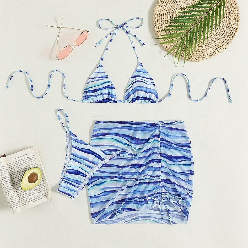 บิกินี่ 3 ชิ้น กระโปรงทรงเอสั้น ลายกราฟฟิคฟ้า พร้อมส่งในไทย SW021