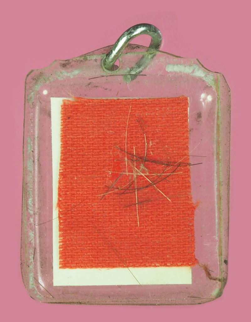 A5549 รูปถ่ายหลังผ้ายันต์แดงมีเส้นเกศา เลี่ยมพลาสติกเดิมจากวัด ไม่ทราบที่ 3