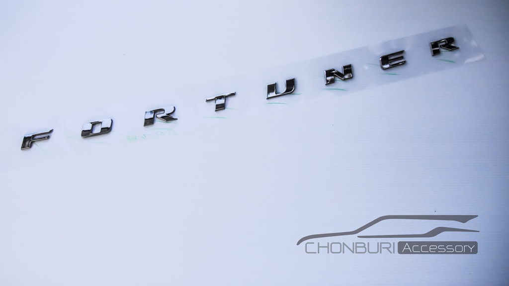 โลโก้หน้ารถ Fortuner สีโครเมี่ยม