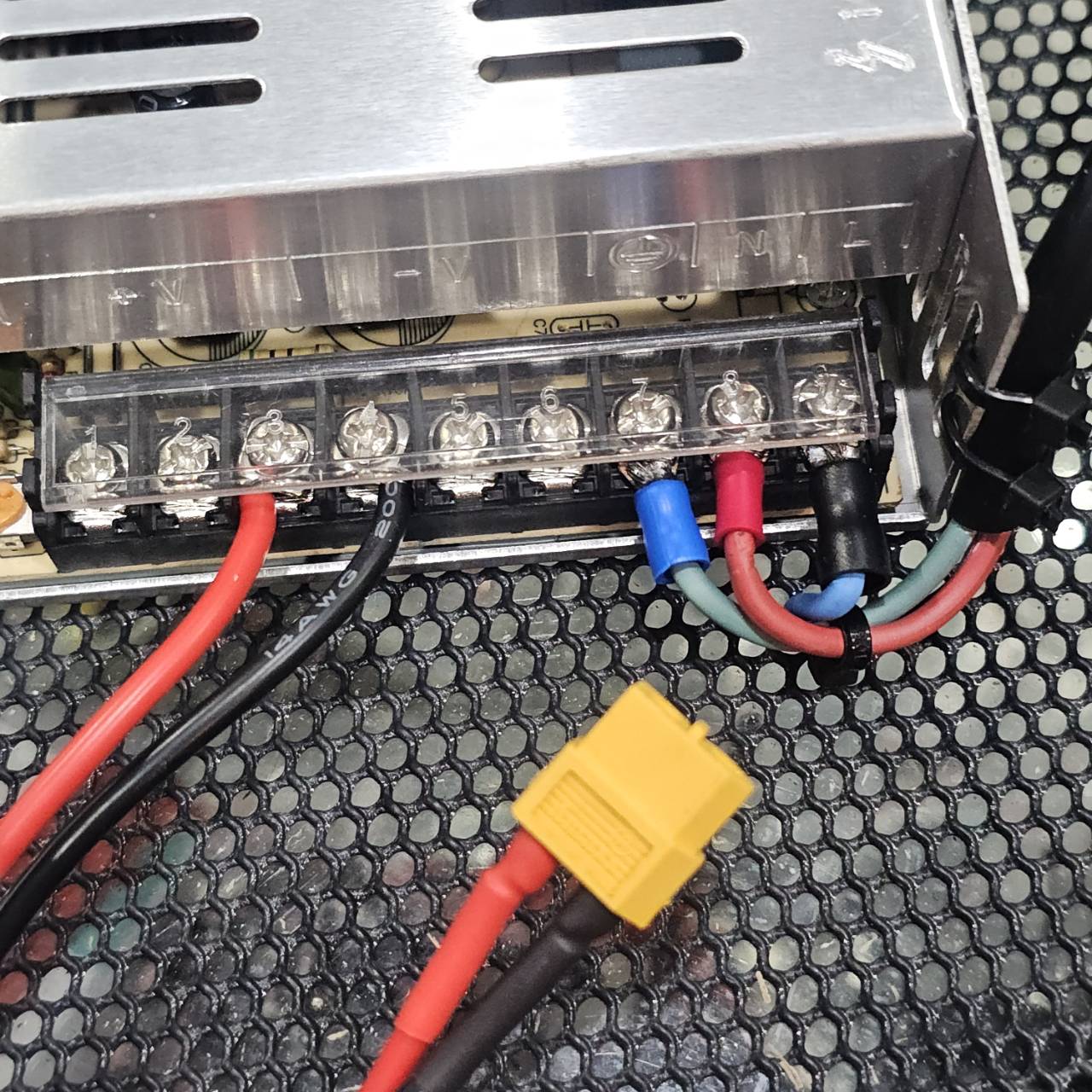 สวิทชิ่ง 12V 30A ต่อปลั๊กพร้อมใช้งาน ขั้ว XT60 สำหรับ จ่ายไฟให้เครื่องชาท หรือ จะนำไปใช้ในด้านอื่นๆก็ได้
