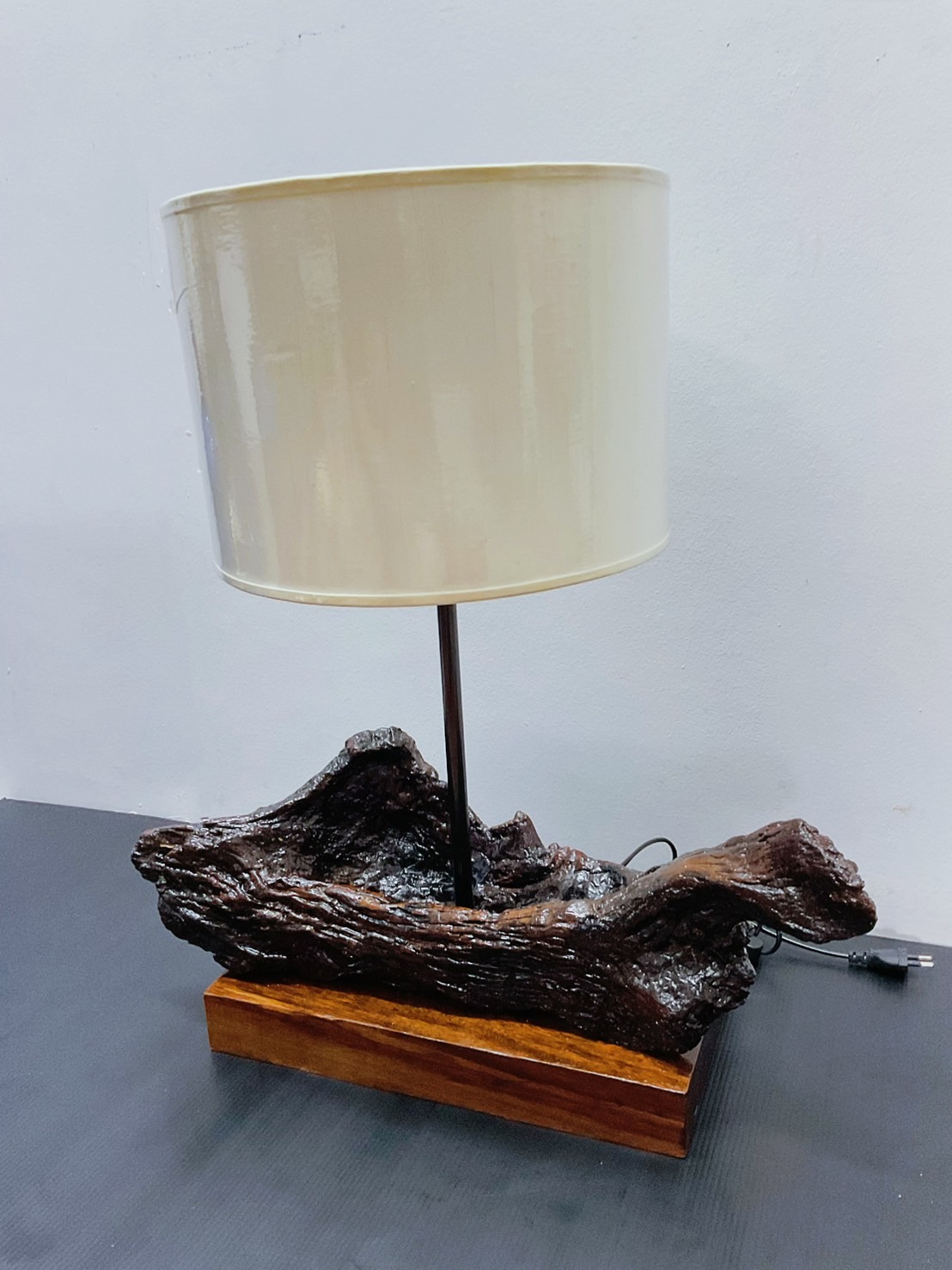 โคมไฟตั้งโต๊ะ แก่นรากไม้ สินค้า Handmade มีชิ้นเดียว Table lamp WOOD LED E27X1