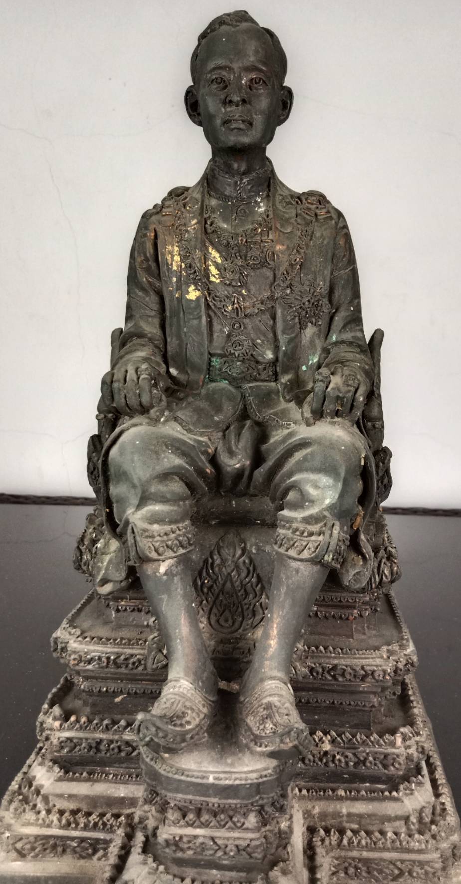 32.พระบรมรูปหล่อในหลวงรัชกาลที่9 พระบาทสมเด็จพระปรมินทรมหาภูมิพลอดุลยเดช ทรงประทับบนพระที่นั่งราชยานพุดตานทอง