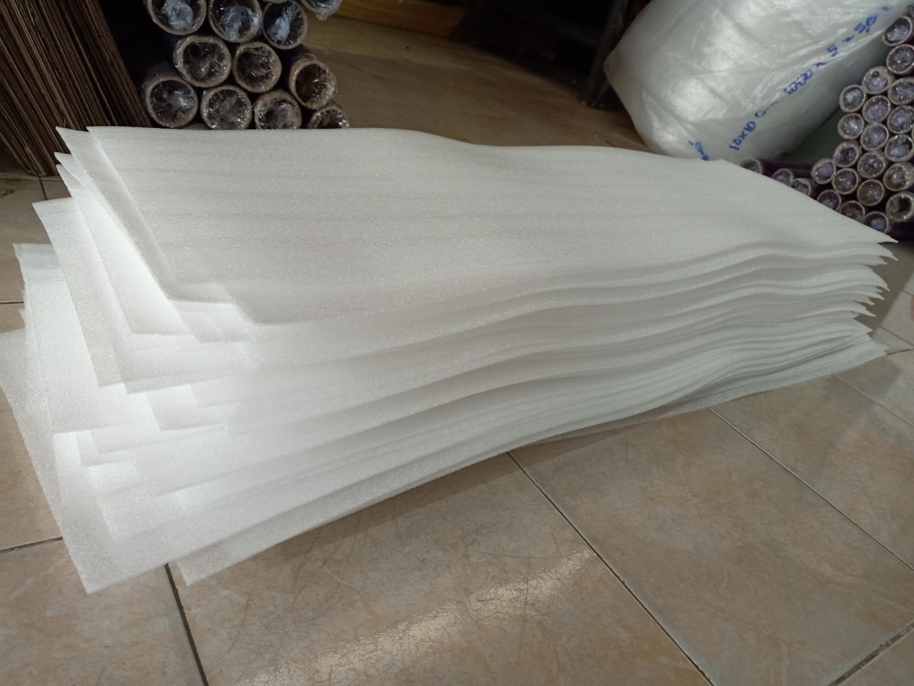 EPE FOAM SHEET แผ่นโฟมบางกันรอย ขนาด 30cm x 10cm หนา 2 มม ราคา 5บาท/แผ่น(บรรจุ10แผ่น/แพ็ค)