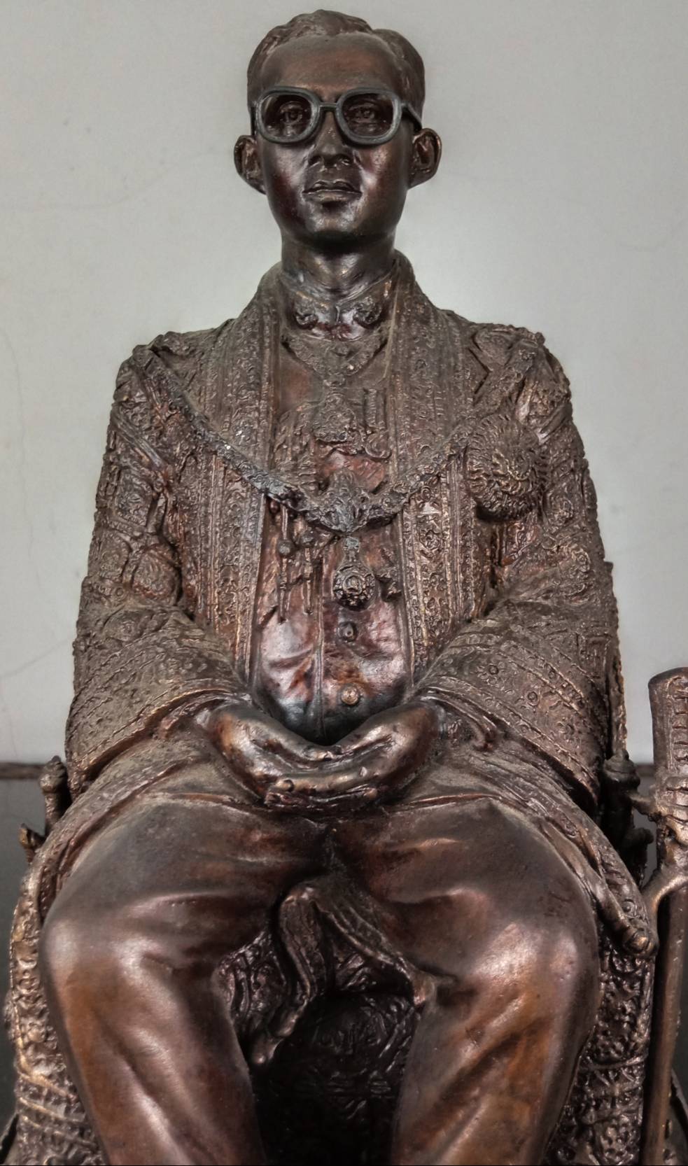 48.พระบรมรูปหล่อในหลวงรัชกาลที่9 พระบาทสมเด็จพระปรมินทรมหาภูมิพลอดุลยเดช ทรงประทับบนพระที่นั่งราชยานพุดตานทอง