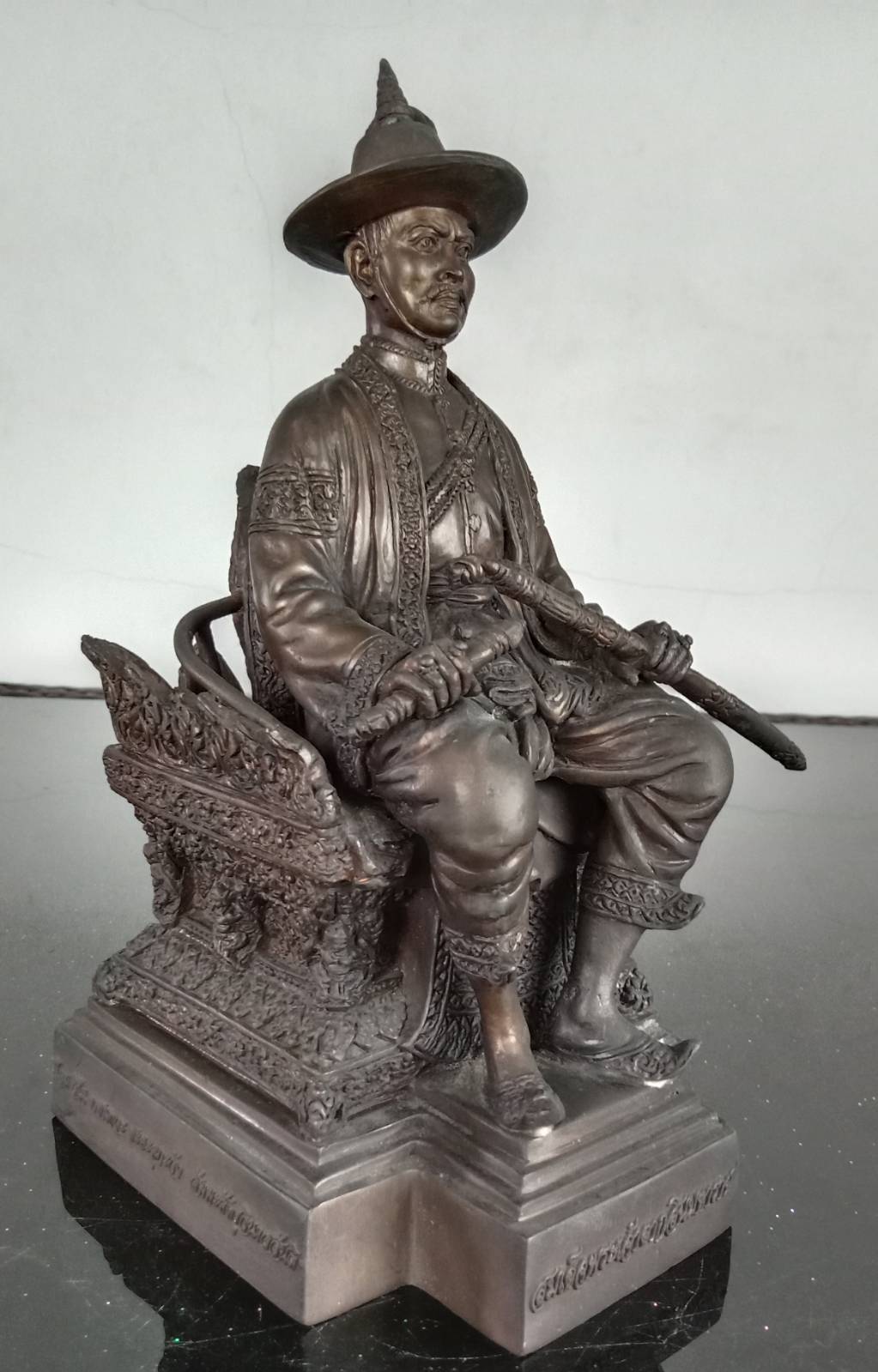 407.พระบรมรูปหล่อสมเด็จพระเจ้าตากสินมหาราช ทรงประทับนั่งบัลลังก์