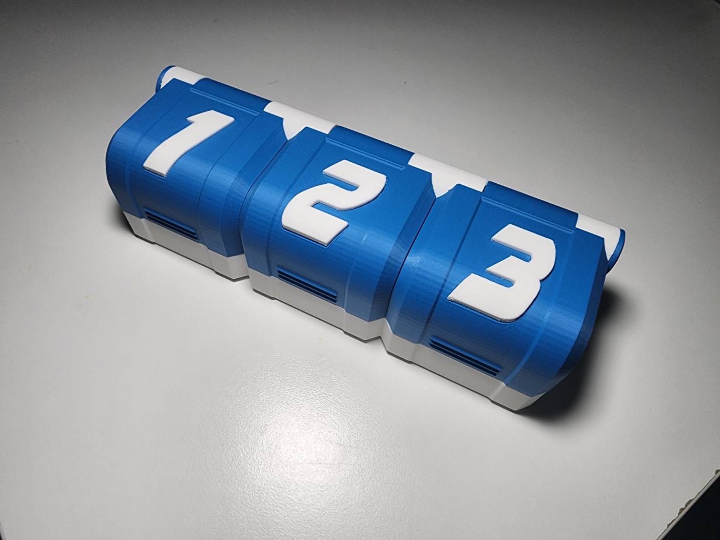 กล่อง 3on3 Deck Case : "Custom X" ผลิตจากพลาสติก PLA 3D Print ด้วยเครื่องที่ทันสมัยที่สุด สามารถเลือกสีได้ ฝาปิดแม่เหล็ก แยกช่องอิสระ