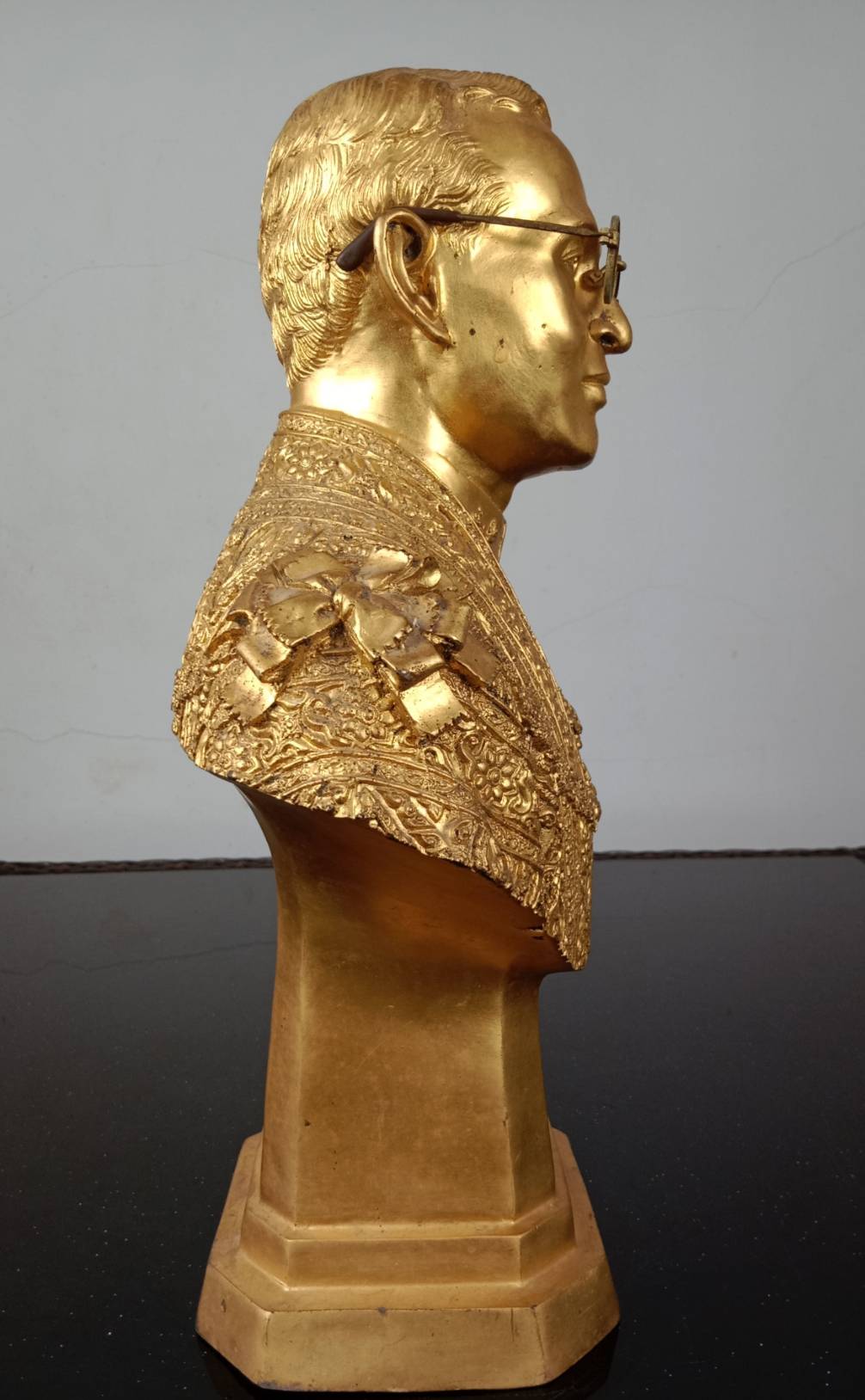 532.พระบรมรูปครึ่งพระองค์ในหลวงรัชกาลที่ 9 พระบาทสมเด็จพระปรมินทรมหาภูมิพลอดุลยเดช ทรงชุดฉลองพระองค์เต็มยศ