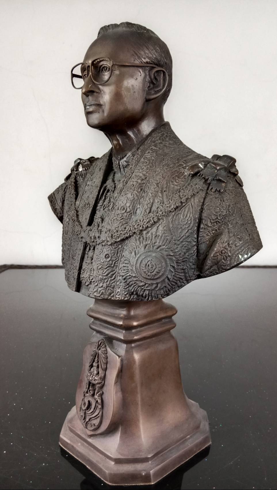 4.พระบรมรูปหล่อครึ่งพระองค์ในหลวงรัชกาลที่9 พระบาทสมเด็จพระปรมินทรมหาภูมิพลอดุลยเดช ฉลองพระองค์บรมราชภูษิตาภรณ์