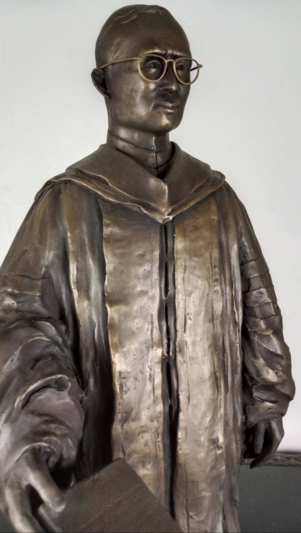 112.พระบรมรูปหล่อในหลวงรัชกาลที่9 พระบาทสมเด็จพระปรมินทรมหาภูมิพลอดุลยเดช ฉลองพระองค์ครุยดุษฎีบัณฑิตกิตติมศักดิ์ของสถาบันบัณฑิตพัฒนบริหารศาสตร์ ประทับยืน