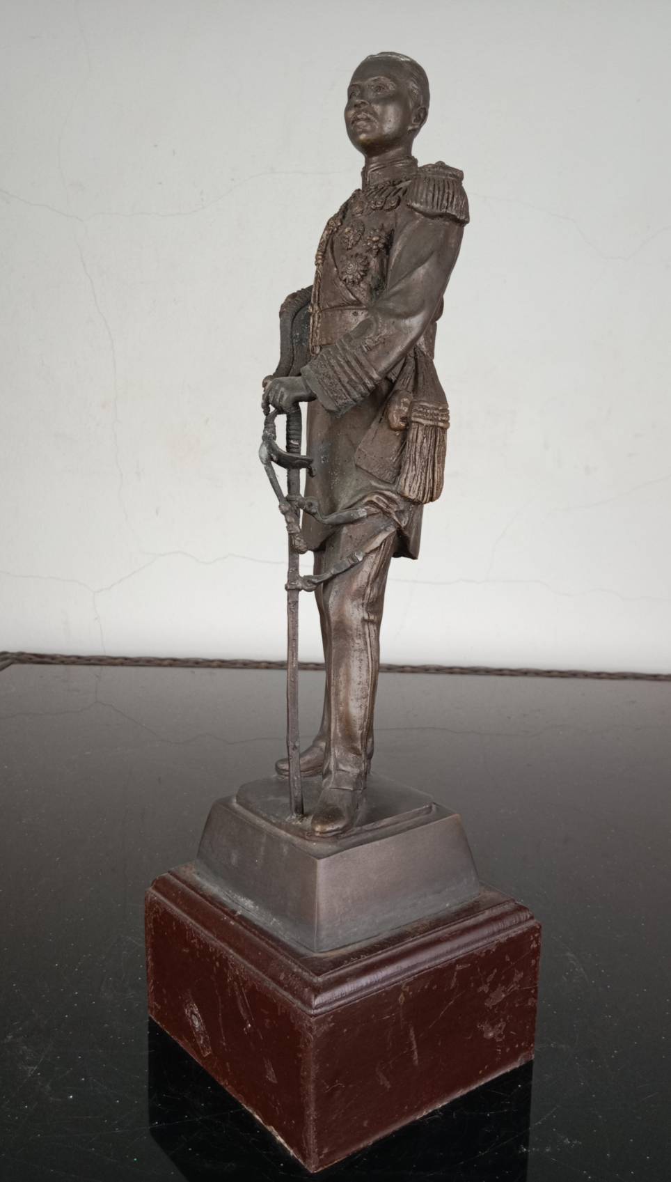 169.พระบรมรูปหล่อในหลวงรัชกาลที่5 พระบาทสมเด็จพระปรมินทรมหาจุฬาลงกรณ์ พระจุลจอมเกล้าเจ้าอยู่หัว ฉลองพระองค์เครื่องแบบจอมทัพเรือเต็มยศ ทรงประทับยืน ที่ระลึกครบรอบ 100 ปี กรมอู่ทหารเรือ เมื่อปี พ.ศ.2533