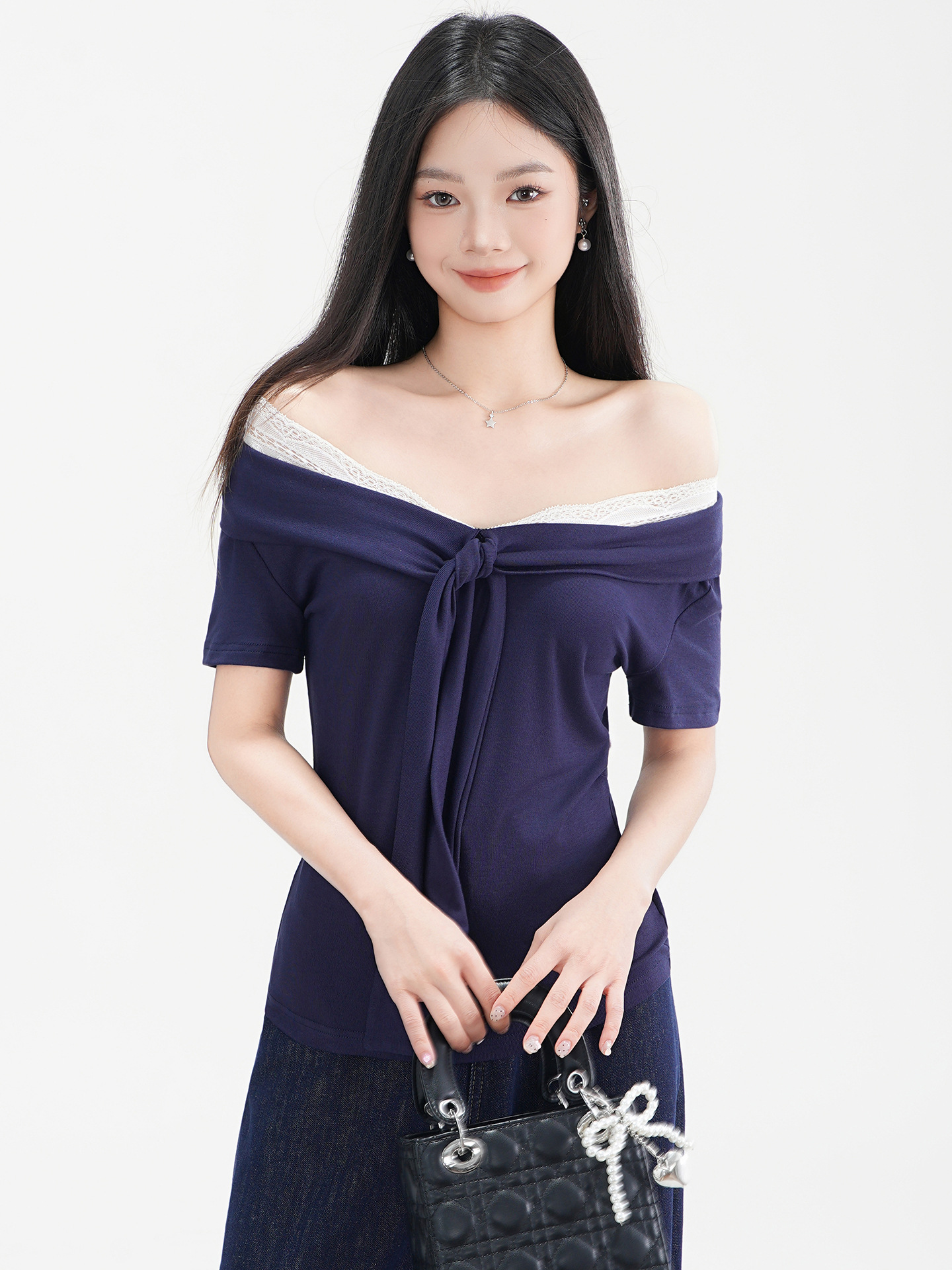 ส่งด่วนในไทย เสื้้อครอป ปาดไหล่ แต่งลูกไม้ พร้อมส่ง CN6904