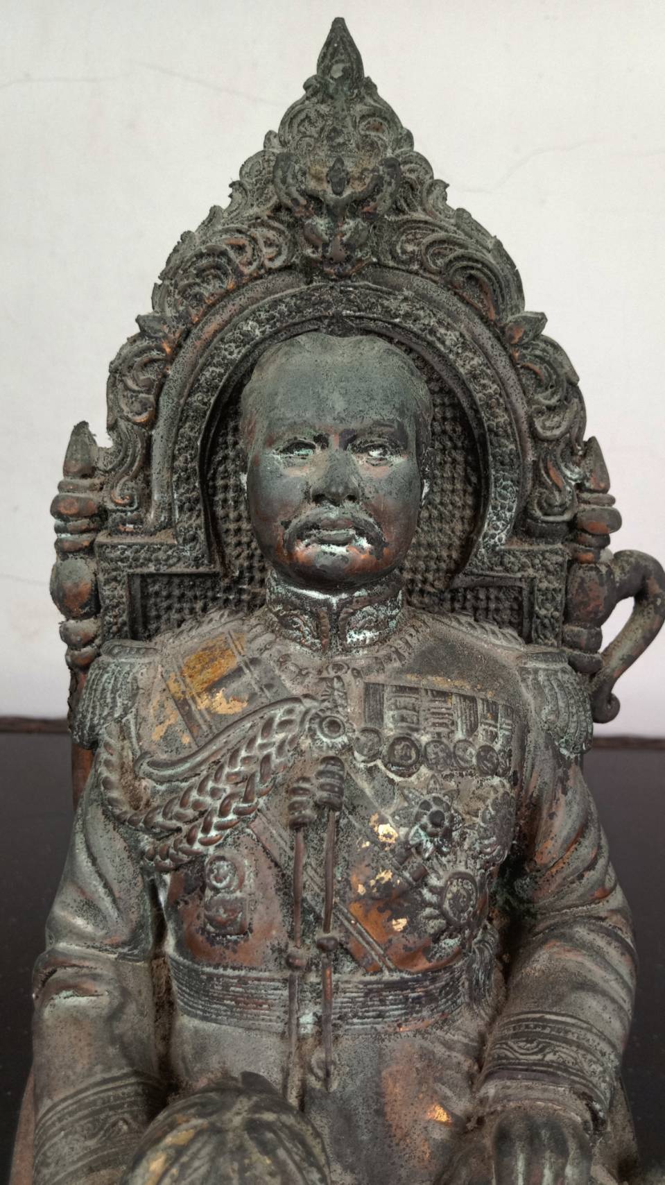 580.พระบรมรูปหล่อในหลวงรัชกาลที่ 5 พระบาทสมเด็จพระปรมินทรมหาจุฬาลงกรณ์ พระจุลจอมเกล้าเจ้าอยู่หัว ทรงประทับนั่งบัลลังก์