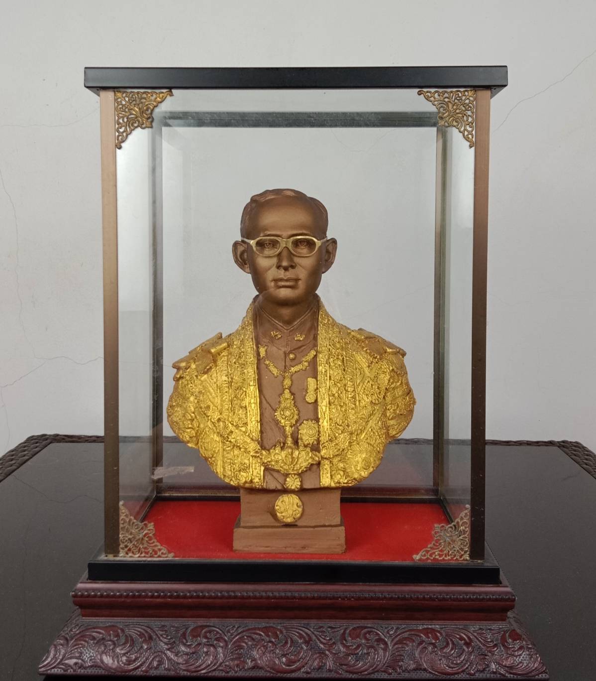 557.พระบรมรูปหล่อครึ่งพระองค์ในหลวงรัชกาลที่9 พระบาทสมเด็จพระปรมินทรมหาภูมิพลอดุลยเดช พร้อมกรอบกระจก