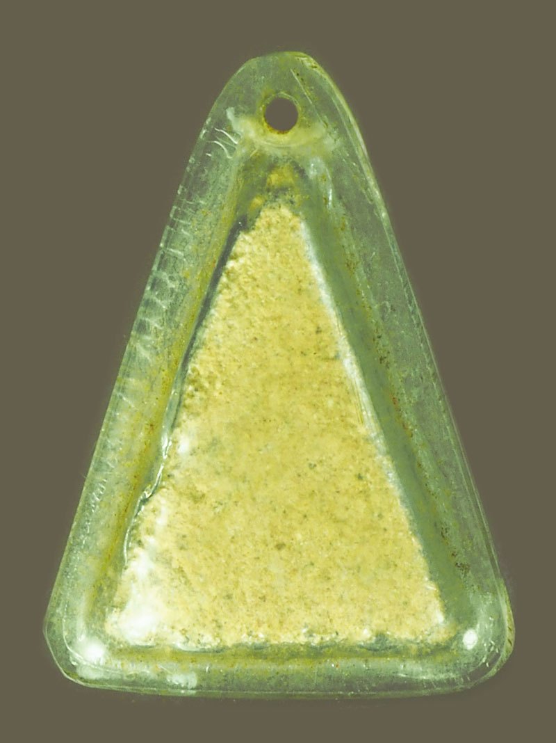 A5700 พระนางพญาฐานบัว เนื้่อผง เลี่ยมพลาสติกเก่าหลายสิบปี ไม่ทราบที่ 3