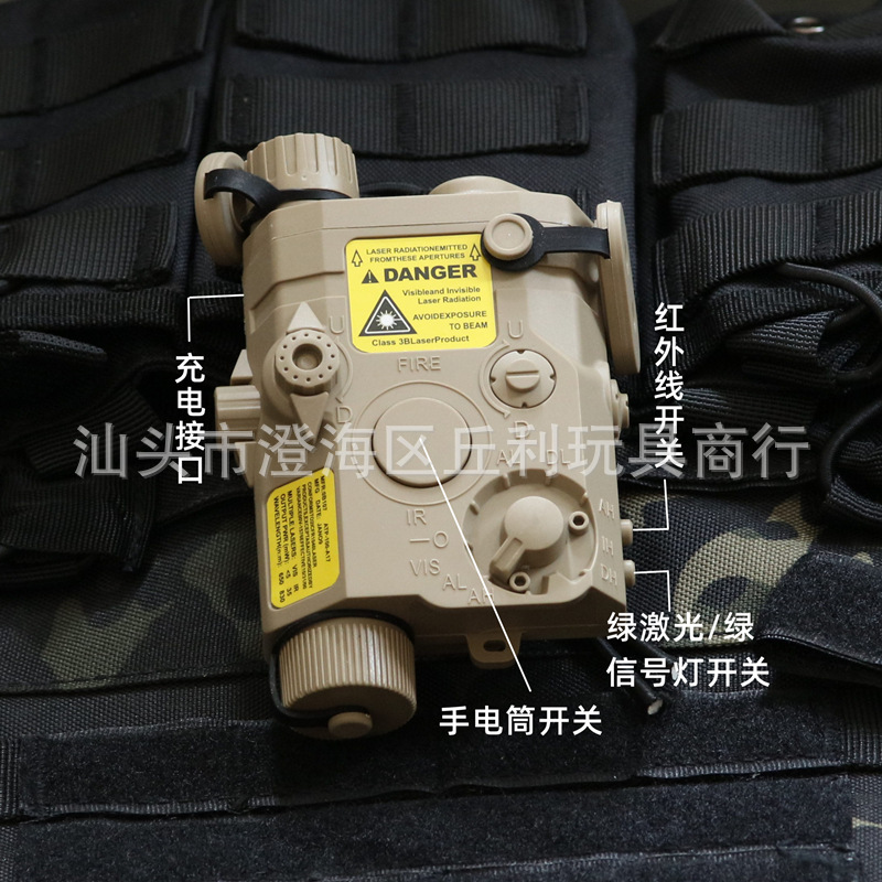 PEQ15 สีทราย มี 3 ฟังก์ชั่น ไฟฉายสีขาว ไฟฉายสีเขียว เลเซอร์สีแดง (PES)