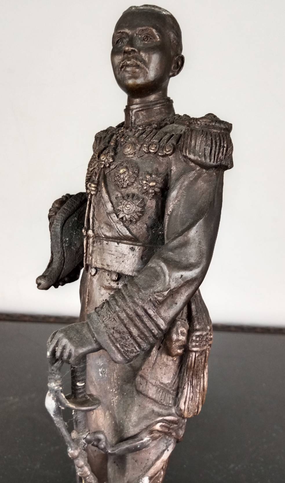 169.พระบรมรูปหล่อในหลวงรัชกาลที่5 พระบาทสมเด็จพระปรมินทรมหาจุฬาลงกรณ์ พระจุลจอมเกล้าเจ้าอยู่หัว ฉลองพระองค์เครื่องแบบจอมทัพเรือเต็มยศ ทรงประทับยืน ที่ระลึกครบรอบ 100 ปี กรมอู่ทหารเรือ เมื่อปี พ.ศ.2533