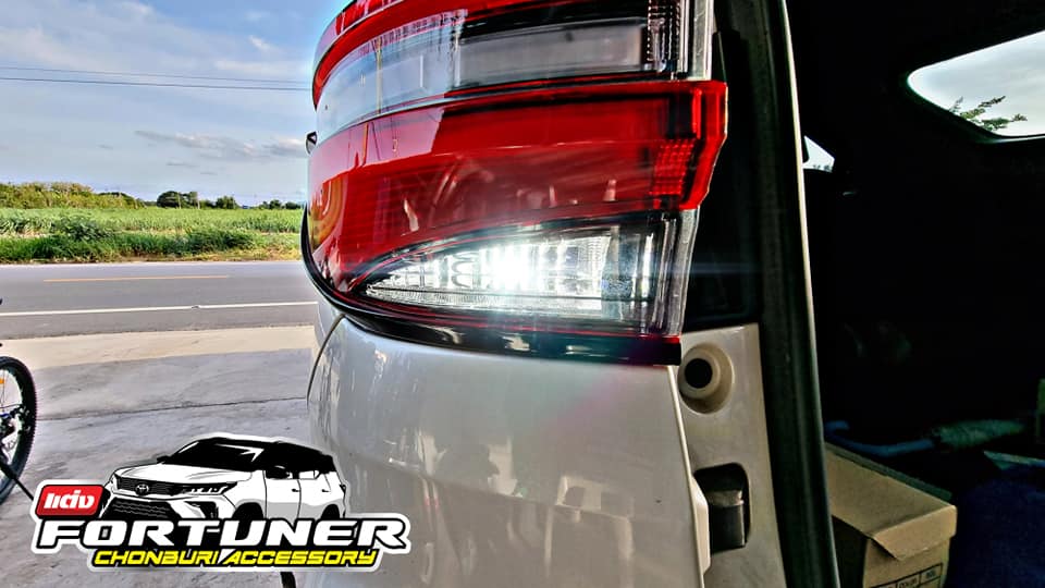 ไฟถอย LED Philips(ฟิลลิปส์) โตโยต้า ฟอร์จูนเนอร์