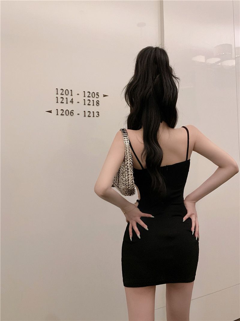 เดรสสายเดี่ยว เว้าเอว แต่งโซ่ รหัส CN2029