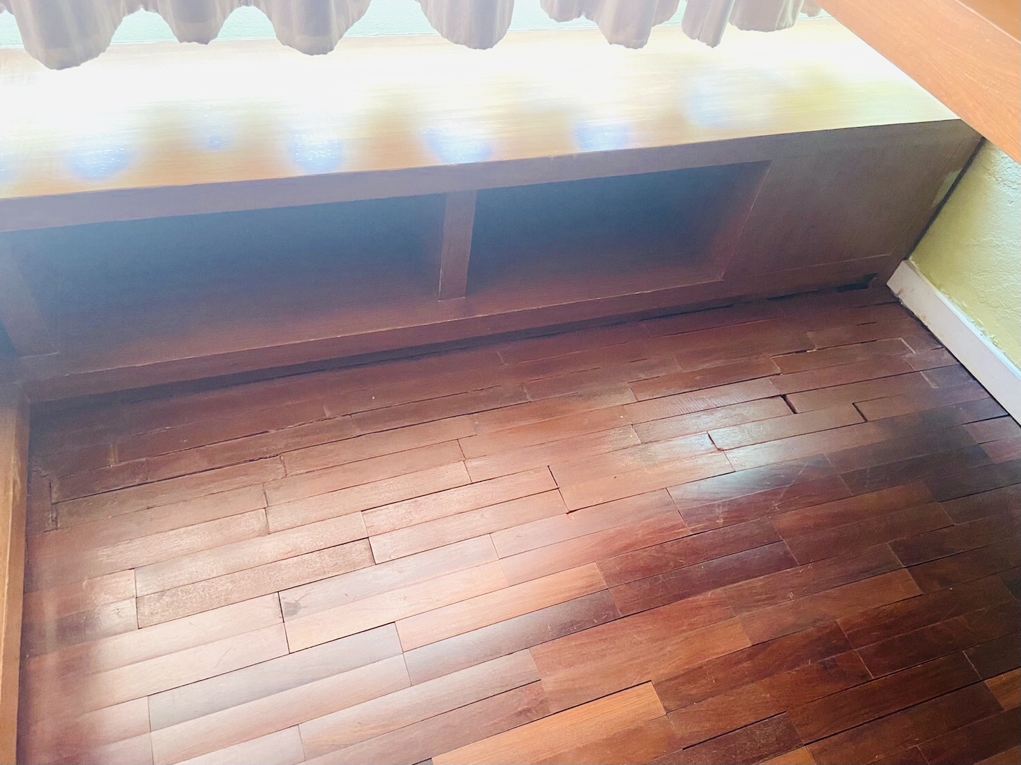 รับขัดเคลือบสีพื้นไม้