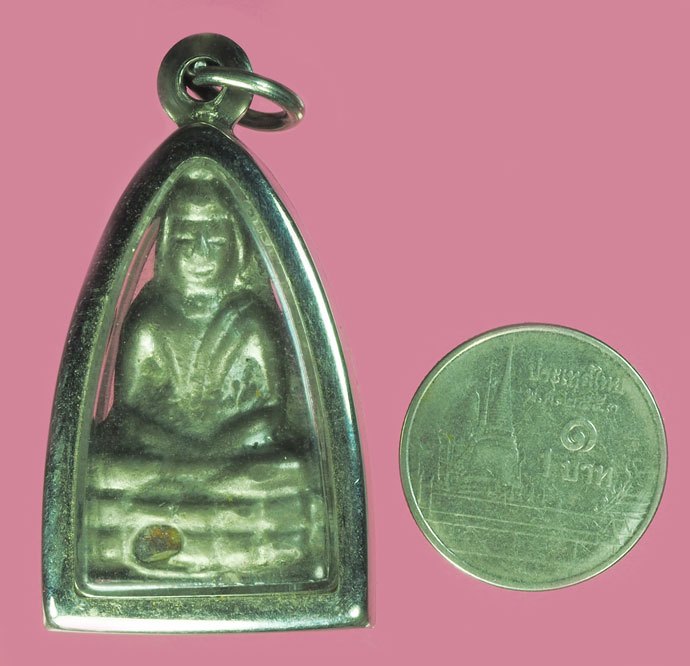 A5484 พระชัยวัฒน์ หลวงพ่อดำ วัดกุฏี ปราจีนบุรี ฝังเขี้ยวหมาป่า สภาพล้างผิวเลี่ยมกรอบสแตนเลส 13