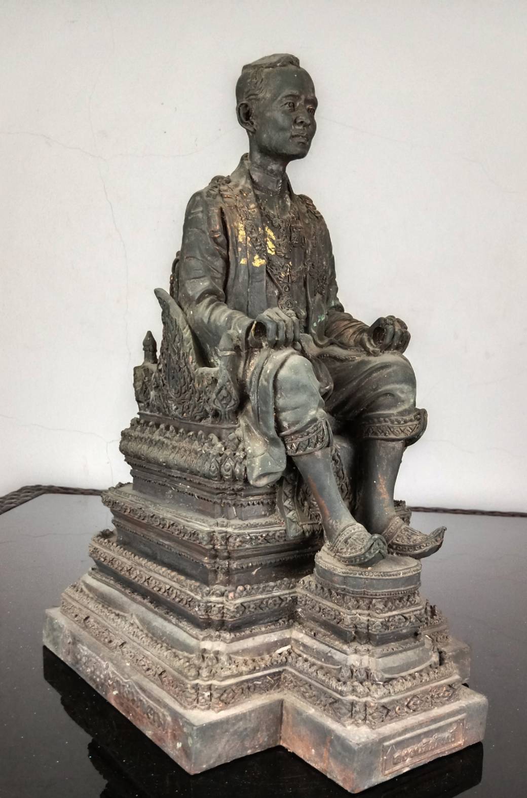 32.พระบรมรูปหล่อในหลวงรัชกาลที่9 พระบาทสมเด็จพระปรมินทรมหาภูมิพลอดุลยเดช ทรงประทับบนพระที่นั่งราชยานพุดตานทอง