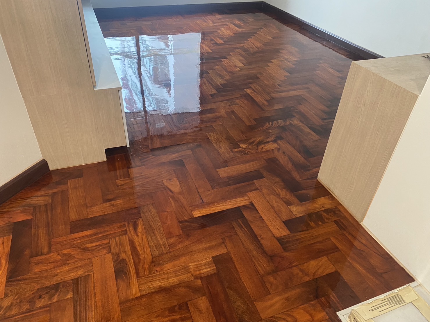 ช่างซ่อมพื้นไม้ปาร์เก้