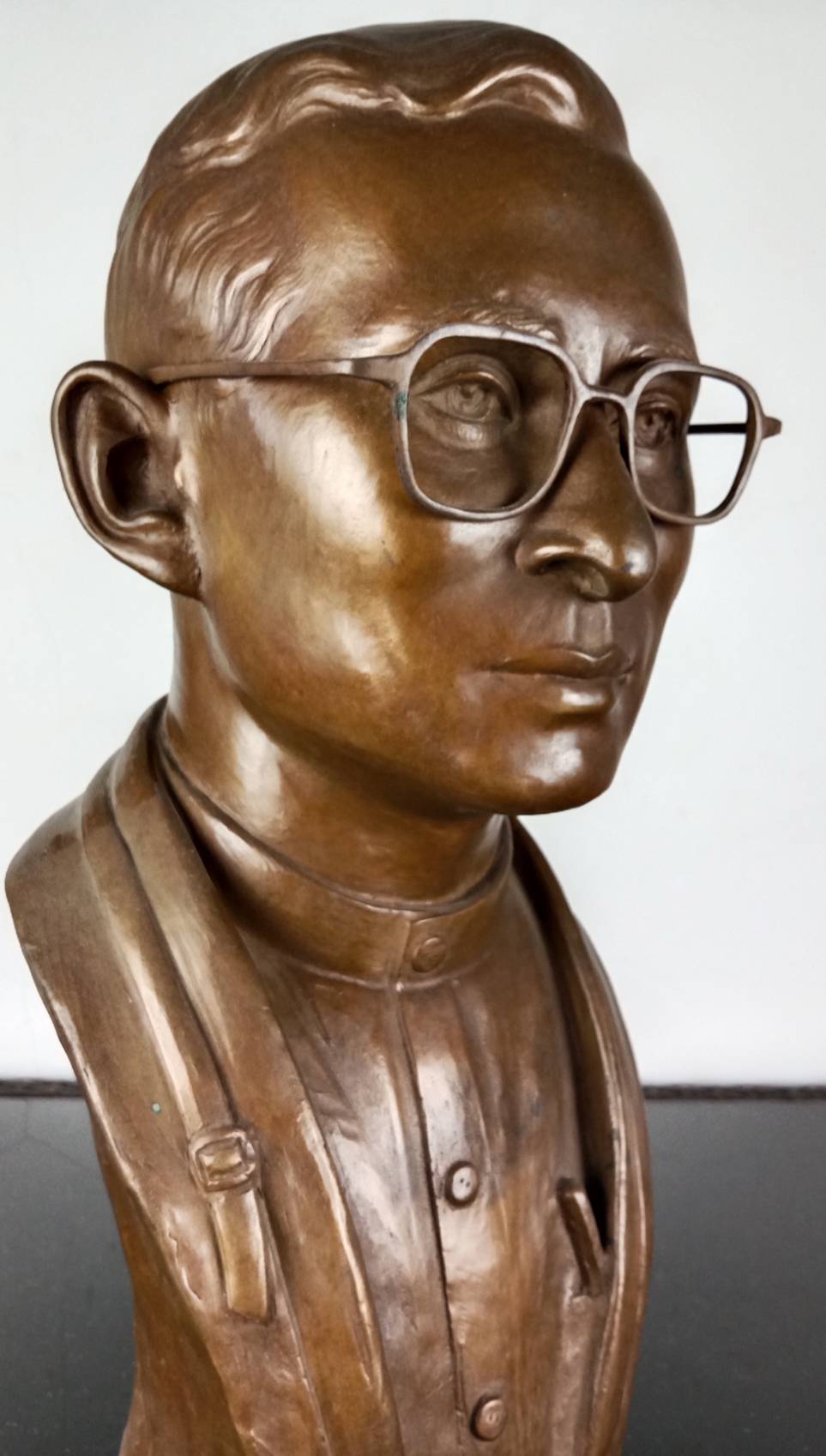 43.พระบรมรูปหล่อครึ่งพระองค์ในหลวงรัชกาลที่9 พระบาทสมเด็จพระปรมินทรมหาภูมิพลอดุลยเดช