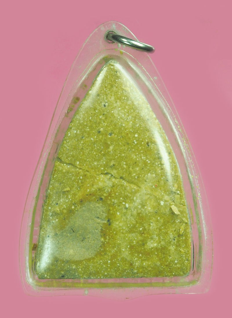 A5506 พระสามเลี่ยมพลาสติกเก่าหลายปี เนื้อผงน้ำมัน ไม่ทราบที่และปีสร้าง 9