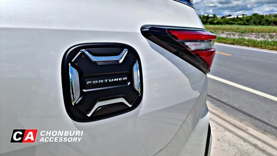 ชุดแต่งฝาปิดถังน้ำมันแท้ Toyota ฟอร์จูนเนอร์