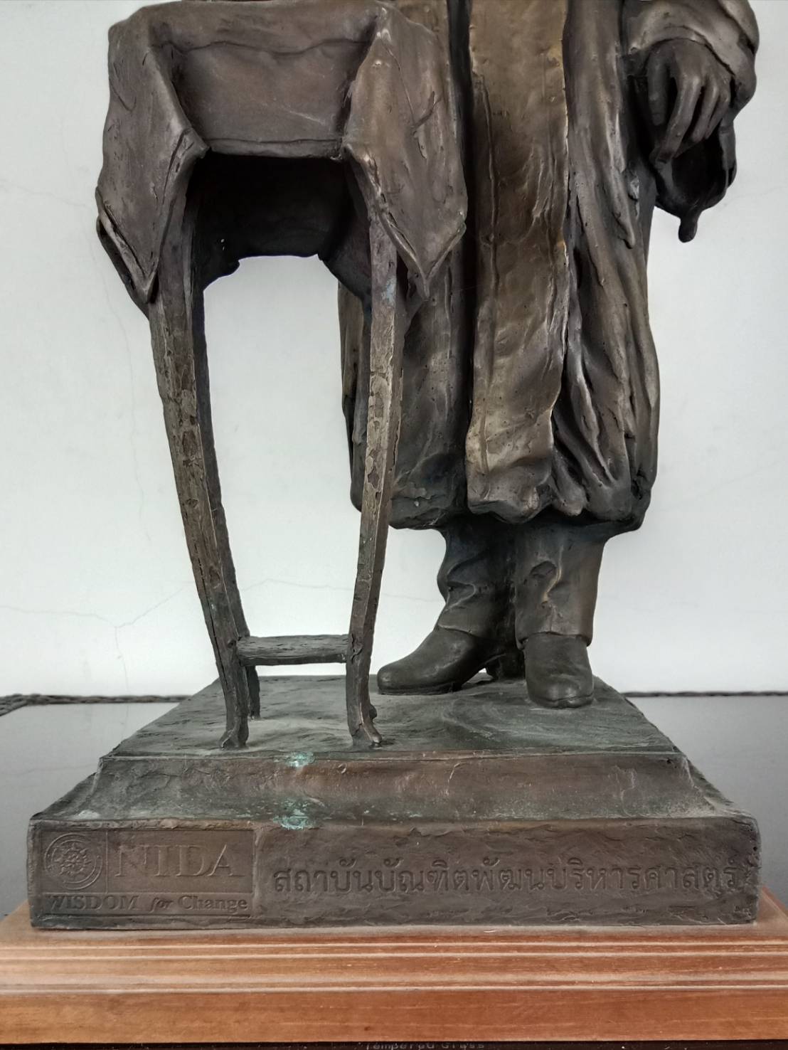 112.พระบรมรูปหล่อในหลวงรัชกาลที่9 พระบาทสมเด็จพระปรมินทรมหาภูมิพลอดุลยเดช ฉลองพระองค์ครุยดุษฎีบัณฑิตกิตติมศักดิ์ของสถาบันบัณฑิตพัฒนบริหารศาสตร์ ประทับยืน