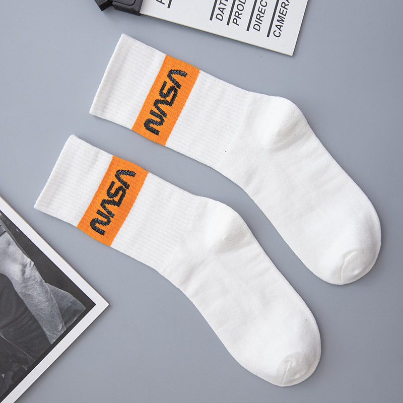 ถุงเท้ายาว สีพื้น ลายน่ารักๆ ถุงเท้าแฟชั่น เนื้อผ้านุ่ม 1 คู่