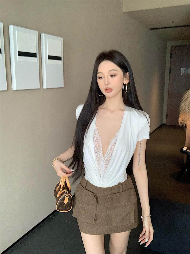 ส่งด่วนในไทย เสื้้อบอดี้สูท แต่งขอบลูกไม้ แหวกหน้าอก พร้อมส่ง CN7561