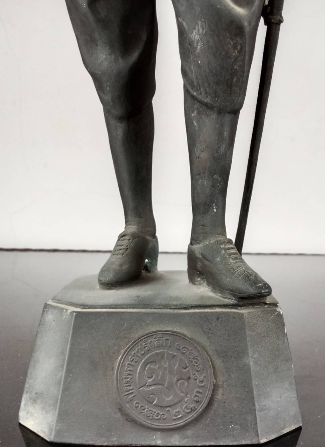 31.พระบรมรูปหล่อในหลวงรัชกาลที่5 พระบาทสมเด็จพระจุลจอมเกล้าเจ้าอยู่หัว ทรงยืนฉลองพระองค์ในราชปะแตนประดับเครื่องราชอิสริยาภรณ์ นุ่งผ้าโจงกระเบนสวมรองเท้าหุ้มส้น คาดพระแสงกระบี่