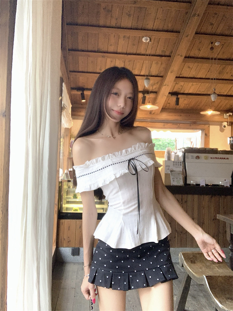 ส่งด่วนในไทยเสื้้อครอป ขาว ปาดไหล่ โบว์ดำ พร้อมส่ง CN8111