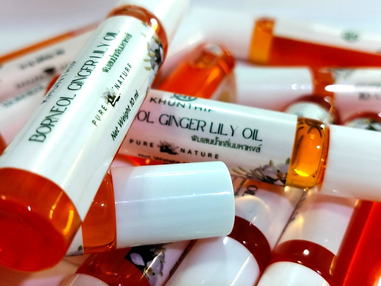 พิมเสนแท้ชนิดน้ำ กลิ่นมหาหงส์ คุณทิพย์ 10 มล. (Khunthip Ginger Lily Camphor Borneol 10ml) ในรูปแบบโรลออน