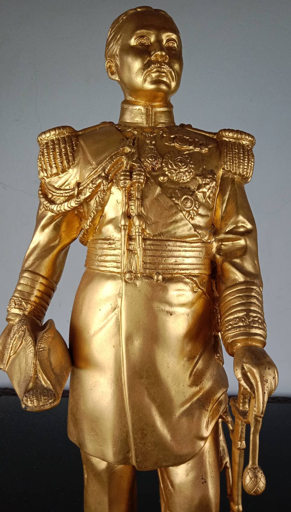 38.พระบรมรูปหล่อในหลวงรัชกาลที่5 พระบาทสมเด็จพระปรมินทรมหาจุฬาลงกรณ์ พระจุลจอมเกล้าเจ้าอยู่หัว ฉลองพระองค์เครื่องแบบจอมทัพเรือเต็มยศ ทรงประทับยืน ฐานกลม