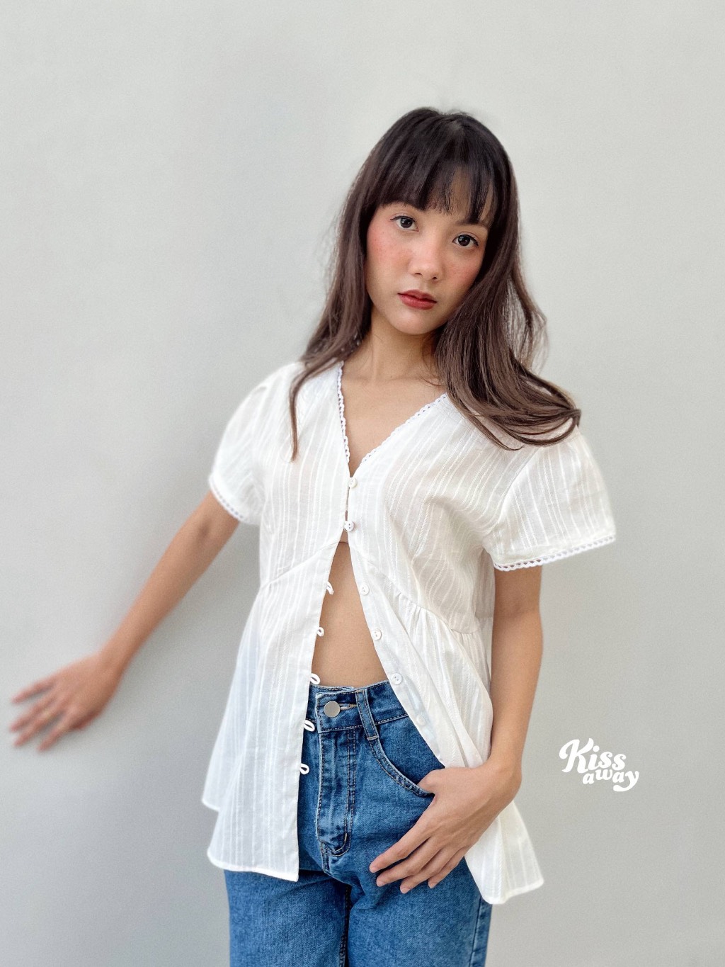 Darsy เสื้อขาว แต่งลูกไม้ ผ้าคอตตอนชึ้นลาย สำหรับใส่ไปคาเฟ่ ทะเล ใส่สบายไม่ร้อน (SKU.305)