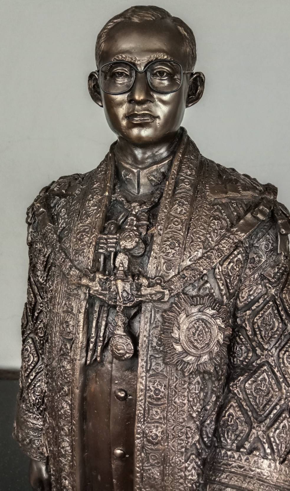 579.พระบรมรูปหล่อในหลวงรัชกาลที่ 9 พระบาทสมเด็จพระปรมินทรมหาภูมิพลอดุลยเดช (รมดำ)