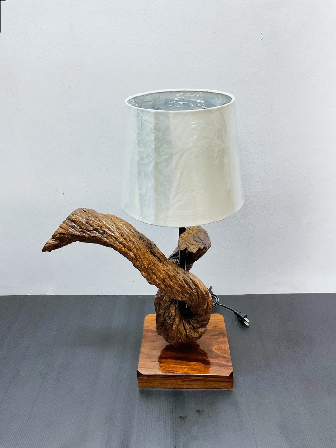 โคมไฟตั้งโต๊ะ แก่นรากไม้ สินค้า Handmade มีชิ้นเดียว Table lamp WOOD LED E27X1