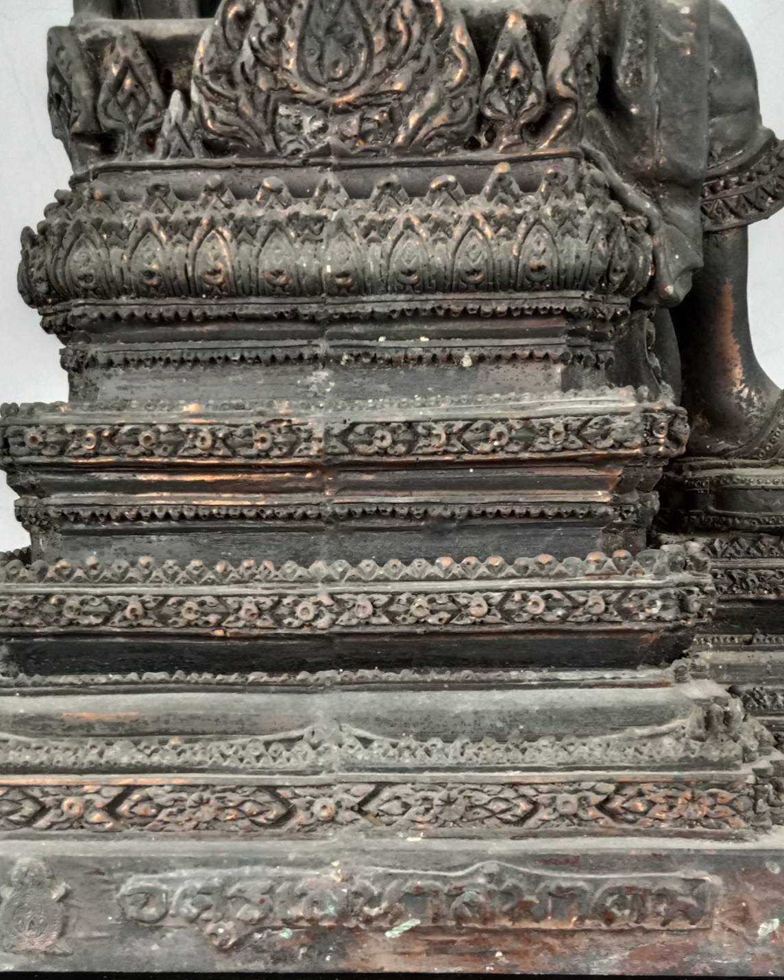 32.พระบรมรูปหล่อในหลวงรัชกาลที่9 พระบาทสมเด็จพระปรมินทรมหาภูมิพลอดุลยเดช ทรงประทับบนพระที่นั่งราชยานพุดตานทอง