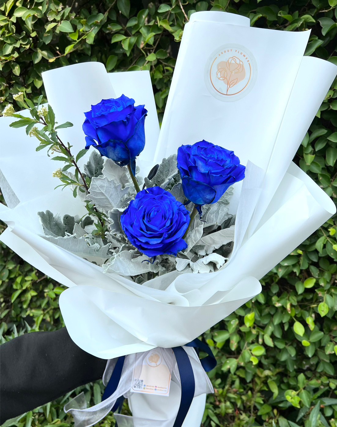 Medium Bouquet Ecuador Rose ช่อดอกกุหลาบเอกวาดอร์ สีน้ำเงิน นำเข้า คัด Size จำนวน 3 ดอก พร้อมตกแต่ง สามารถเปลี่ยนสีได้