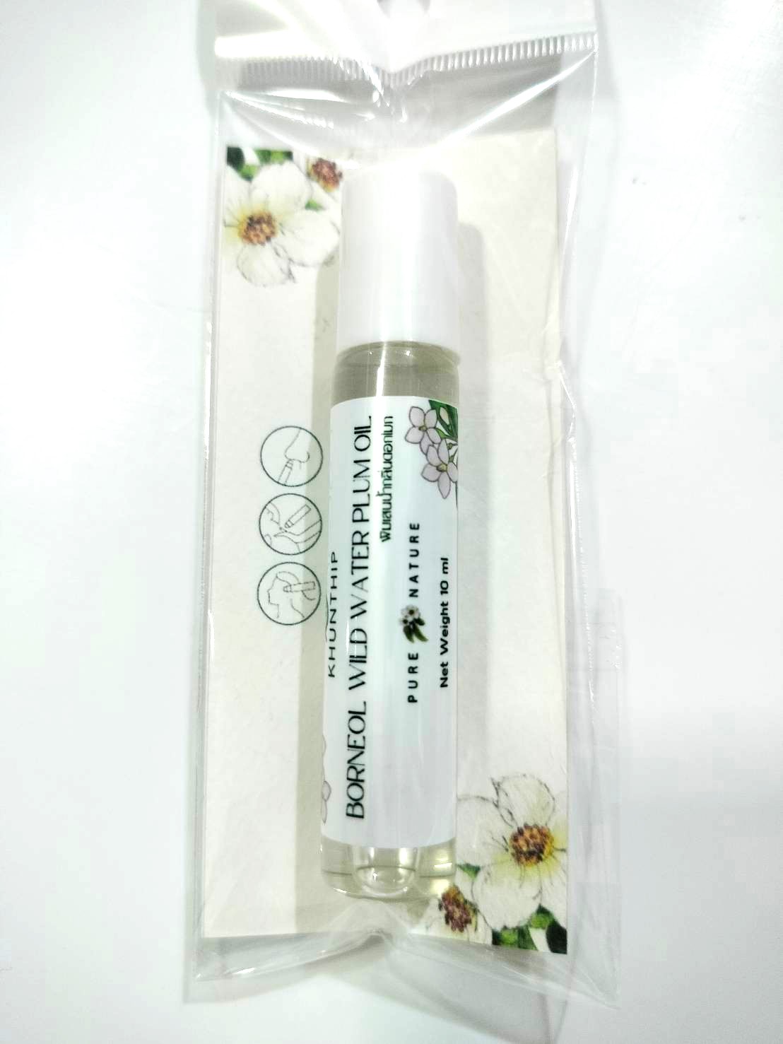 พิมเสนแท้ชนิดน้ำ กลิ่นดอกโมก คุณทิพย์ 10 มล. (Khunthip Wild Water Plum Camphor Borneol 10ml) ในรูปแบบโรลออน