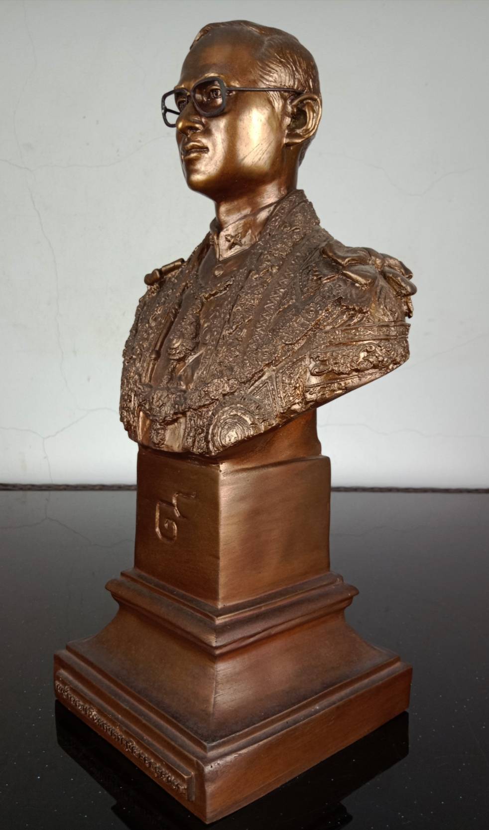 23.พระบรมรูปหล่อครึ่งพระองค์ในหลวงรัชกาลที่9 พระบาทสมเด็จพระปรมินทรมหาภูมิพลอดุลยเดช ฉลองพระองค์บรมราชภูษิตาภรณ์