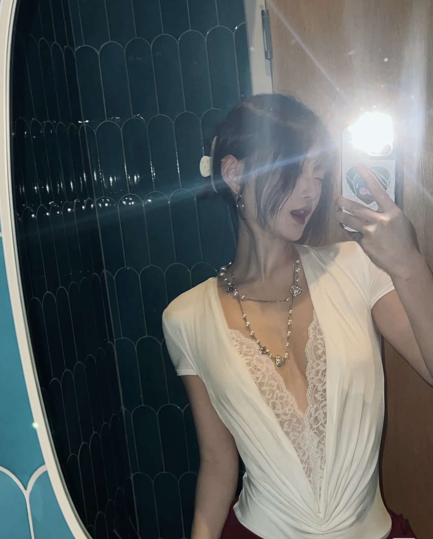 ส่งด่วนในไทย เสื้้อบอดี้สูท แต่งขอบลูกไม้ แหวกหน้าอก พร้อมส่ง CN7561