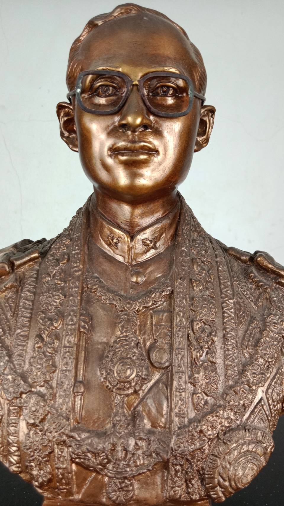 23.พระบรมรูปหล่อครึ่งพระองค์ในหลวงรัชกาลที่9 พระบาทสมเด็จพระปรมินทรมหาภูมิพลอดุลยเดช ฉลองพระองค์บรมราชภูษิตาภรณ์