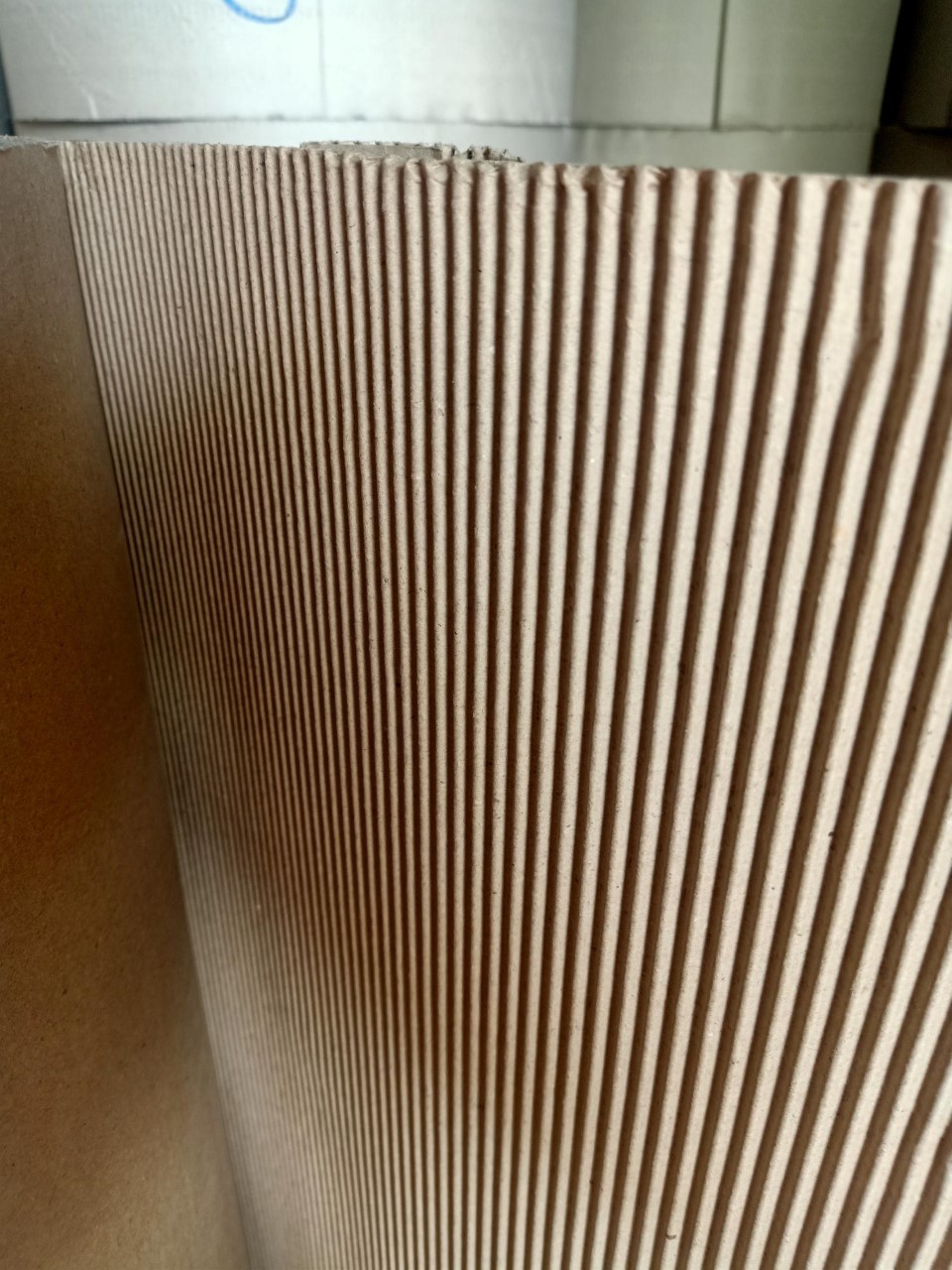 กระดาษลูกฟูก 2 ชั้น หน้ากว้าง 48" น้ำหนัก 40 กก./ม้วน ยาว 80 ม ราคา 25 บาท/กก สำเนา