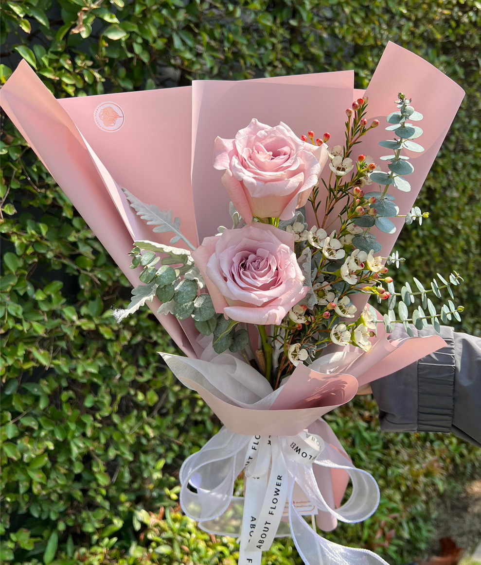Small Bouquet Ecuador Rose ช่อดอกกุหลาบเอกวาดอร์ สีชมพู นำเข้า คัด Size จำนวน 2 ดอก พร้อมตกแต่ง สามารถเปลี่ยนสีได้