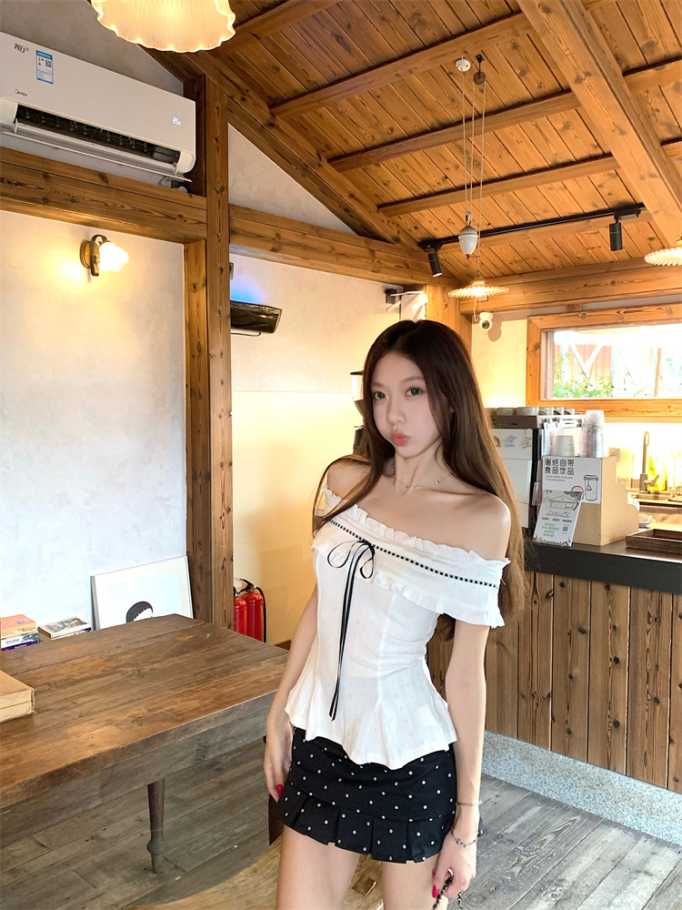 ส่งด่วนในไทยเสื้้อครอป ขาว ปาดไหล่ โบว์ดำ พร้อมส่ง CN8111