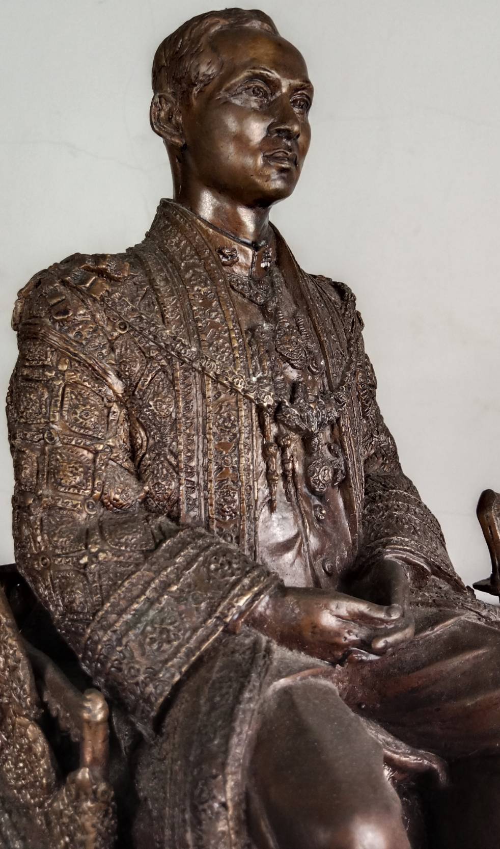 379.พระบรมรูปหล่อในหลวงรัชกาลที่9 พระบาทสมเด็จพระปรมินทรมหาภูมิพลอดุลยเดช ทรงประทับบนพระที่นั่งราชยานพุดตานทอง